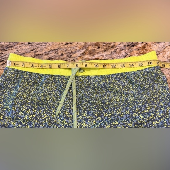 Nike Swim Trunks Mens Medium Green Yellow 9 in Inseam Shorts Pockets Mesh Lined - Picture 11 of 12